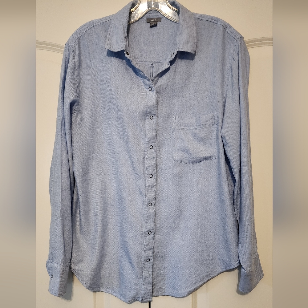 American Eagle AERIE light blue shirt with snap close Size S